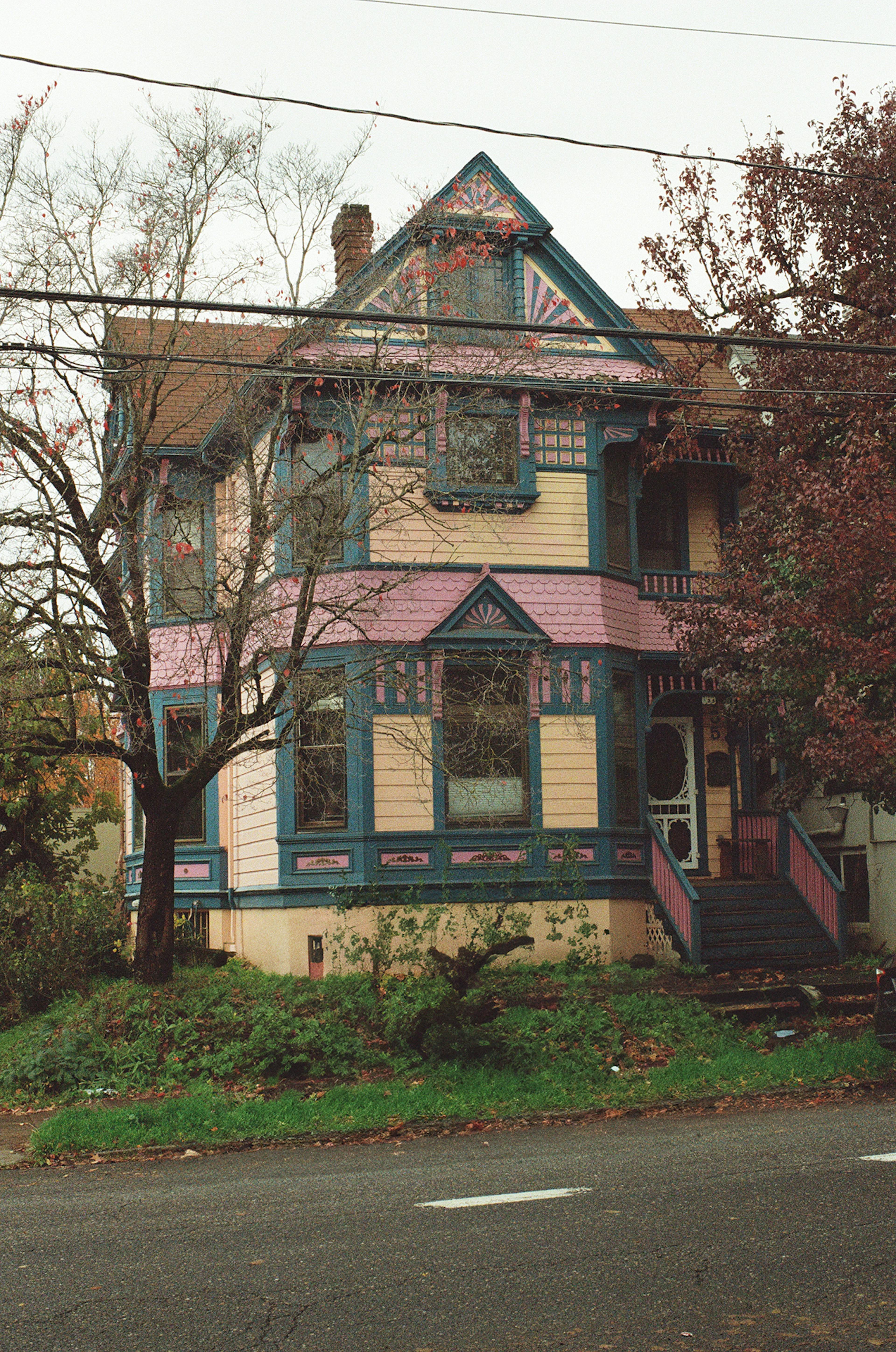 Buckman House Small colorful house in Buckman