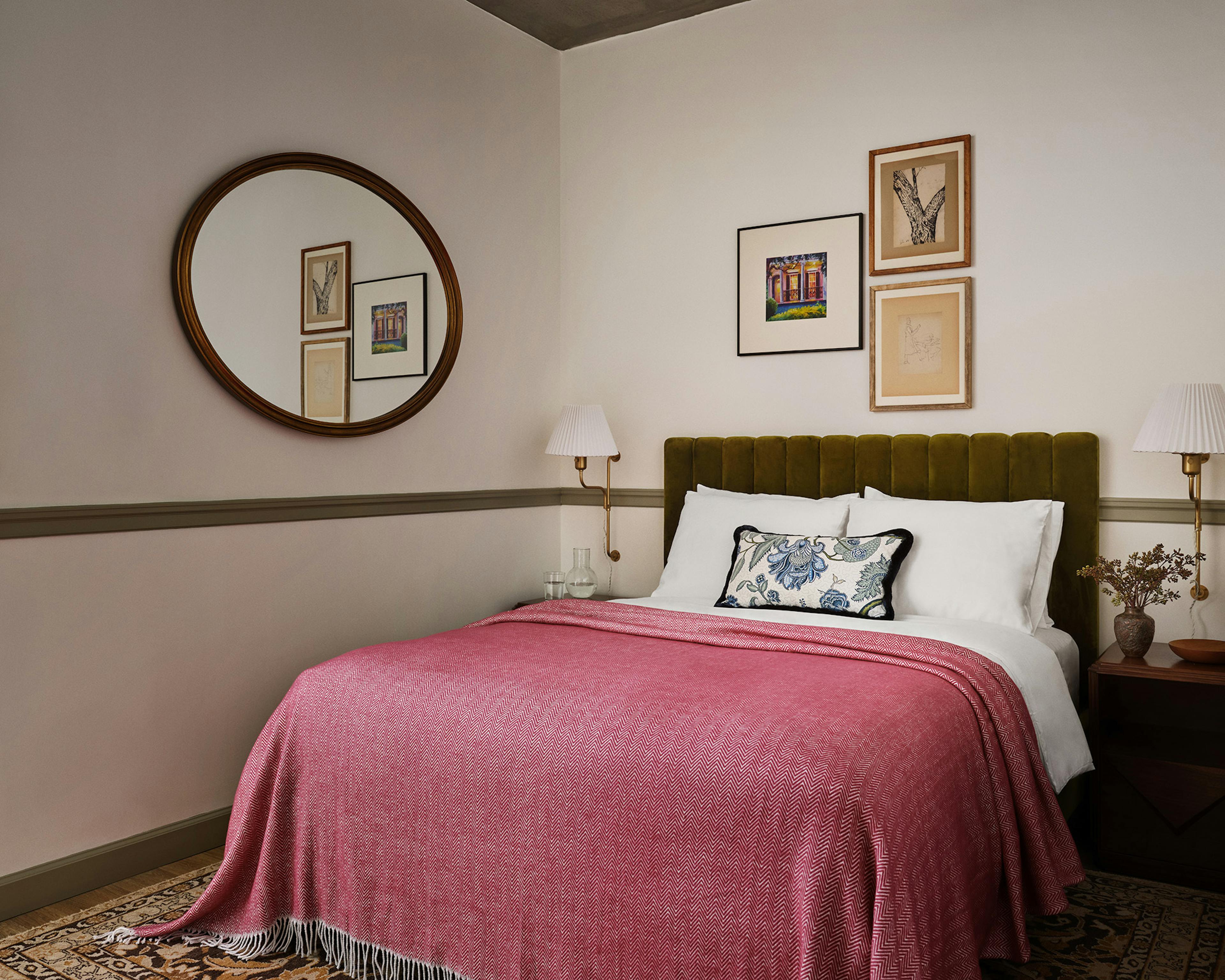 Nola furnished mirror